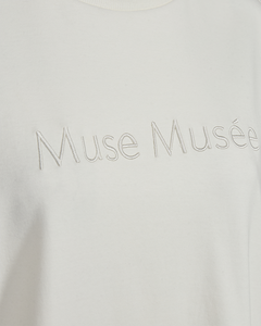 CMMUSE-TEE IN WHITE